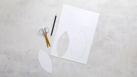 Weißes Blatt Papier mit aufgezeichneter Blattform.