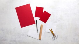 Tonpapier und Schere.