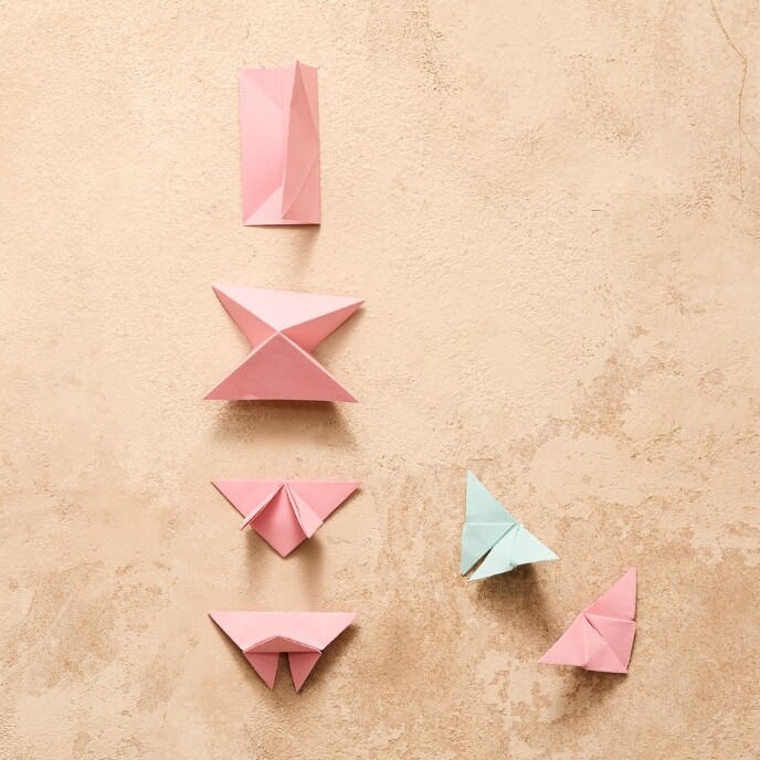 Origami-Schmetterlinge werden in Form gebracht.