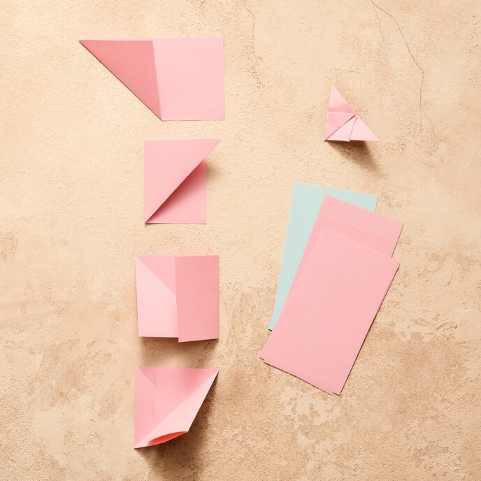 Schmetterlinge werden aus Origamipapier gefaltet.