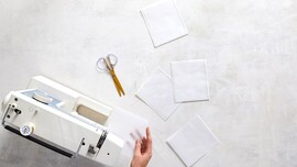 Transparentpapier mit Zickzackmuster an den langen Seiten.